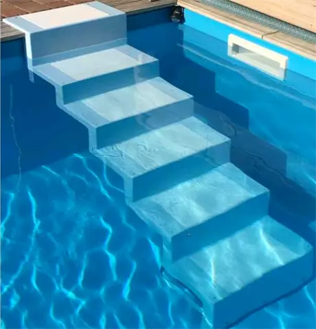 Exempel på trappan Elegance i en pool