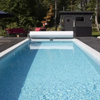 Lamellskydd-på-rektangulär-pool